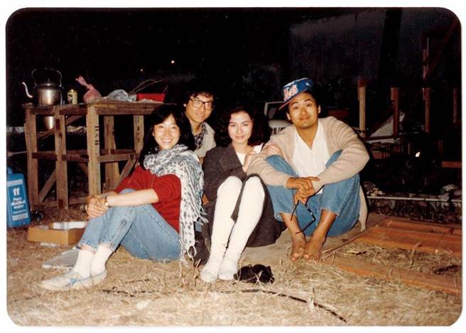 《秋天的童话》导演张婉婷（左起）、编剧罗启锐和主角锺楚红、周润发当年拍摄留下的合照。（甲上提供）