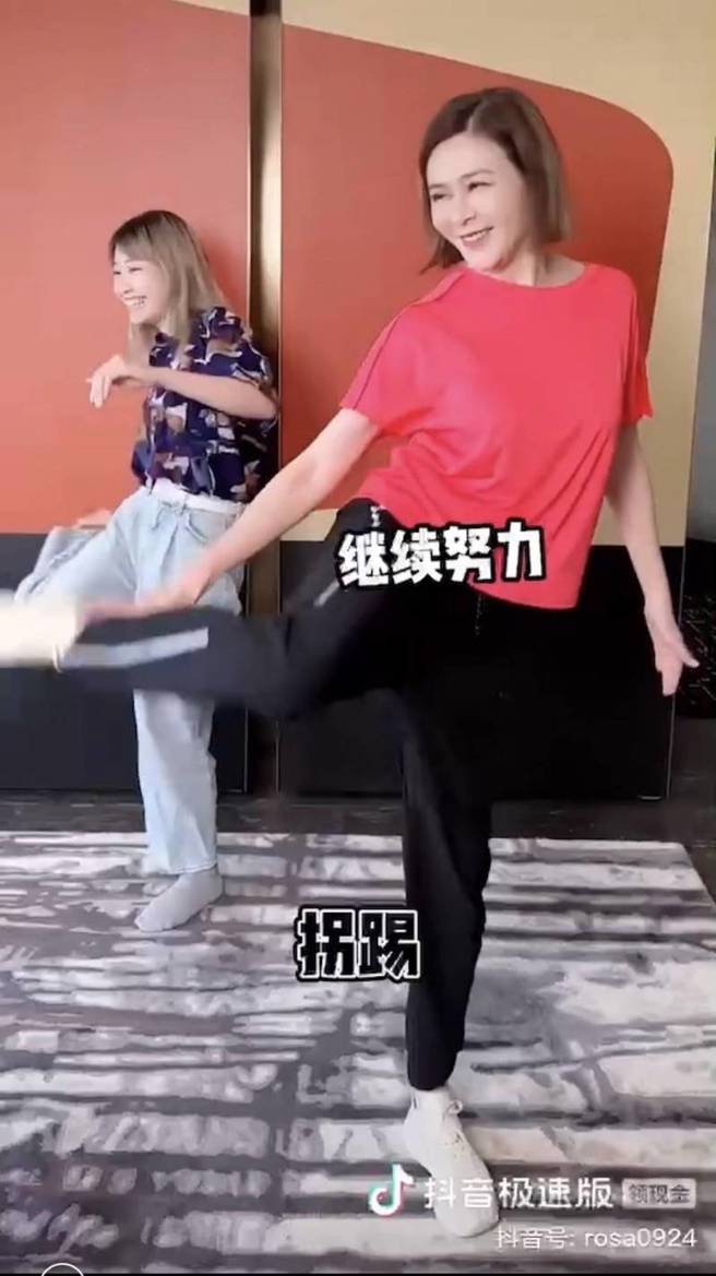 关之琳做起运动手脚相当灵活，拐踢动作也难不倒她。（翻摄自关之琳抖音）