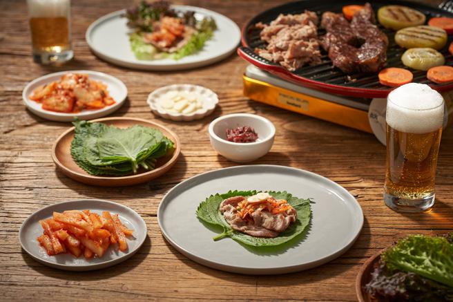 全联疫情期间鼓励消费者就算宅在家，也可以打造韩国烤肉餐桌。（全联提供）