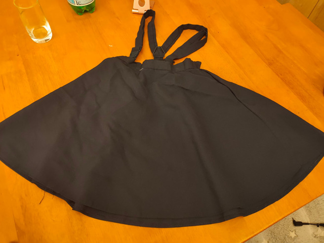 一名媽媽在好市多買了有除皺功能洗衣機，結果把女兒制服的百褶裙洗成「一片裙」，引起萬人熱議笑說是最強開箱文。（圖／翻攝臉書社團爆廢公社）