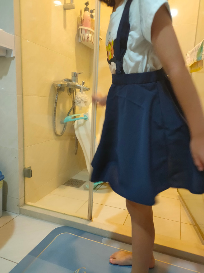 媽媽讓女兒試穿「一片裙」，母女倆都覺得很好看。（圖／翻攝臉書社團爆廢公社）