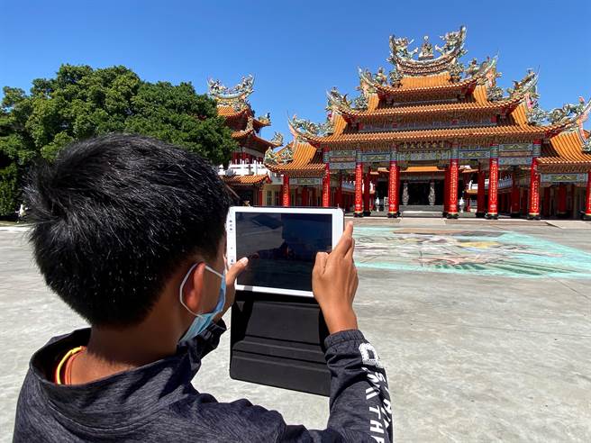 台南市七股区树林国小学生为树林保安宫推出线上白鹤文化馆，亲自到庙里拍摄所需相片。（台南市七股区树林国小提供／刘秀芬台南传真）