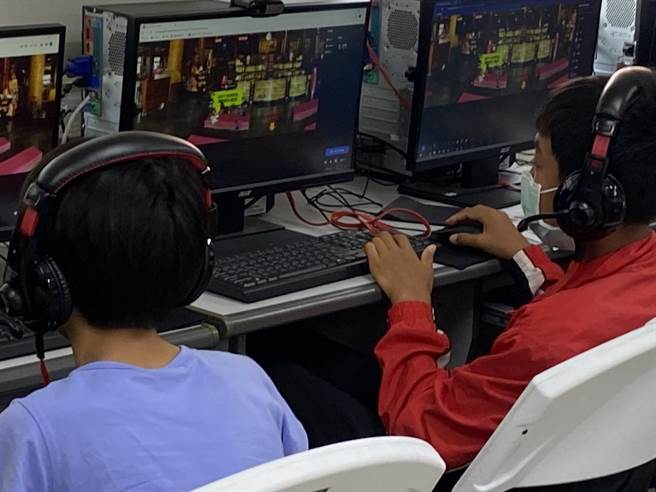 台南市七股区树林国小学生以Gather.town平台帮宝安宫白鹤阵作文化馆。（台南市七股区树林国小提供／刘秀芬台南传真）