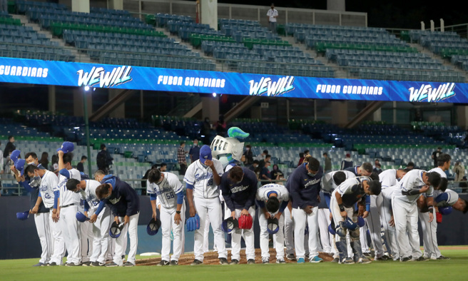 富邦悍将上半季战绩4胜20败，与排名第一的乐天桃猿已有13.5场胜差。（报系资料照）