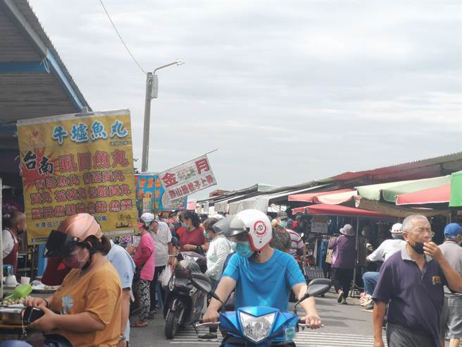 受疫情影響，善化牛墟12日來客數減半以上。(劉秀芬攝)