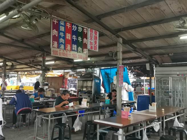 受疫情影響，善化牛墟12日來客數減半以上。(劉秀芬攝)