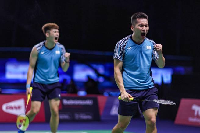 李洋（右）和队友王齐麟场上热血奋战，获得许多球迷支持。（Badminton Photo提供）