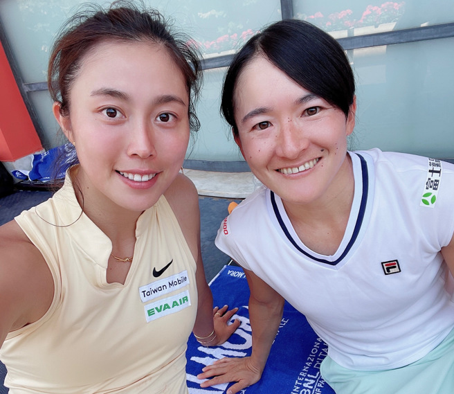 詹皓晴（左）、青山修子（右）在罗马大师赛女双次轮经过抢十局胜出。（刘雪贞提供）