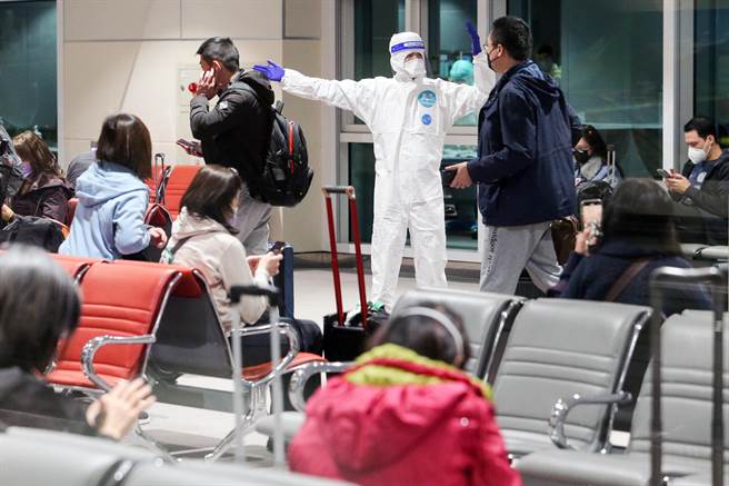 桃園機場航空公司聯席會12日再度提出呼籲，希望可以取消入境航班落地採檢及外籍航空組員入境收費通關措施，將機場落地採檢量能移去支援社區，讓桃園機場的機坪、空橋回歸可以正常運作，外籍組員受到公平對待。圖為桃園機場落地採檢入境旅客在候機室等候採檢。（非新聞當事人）（陳麒全攝）