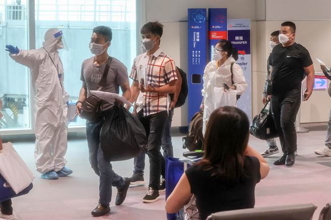 桃園機場航空公司聯席會12日再度提出呼籲，希望可以取消入境航班落地採檢及外籍航空組員入境收費通關措施，將機場落地採檢量能移去支援社區，讓桃園機場的機坪、空橋回歸可以正常運作，外籍組員受到公平對待。圖為桃園機場落地採檢入境旅客在候機室等候採檢。（非新聞當事人）（陳麒全攝）