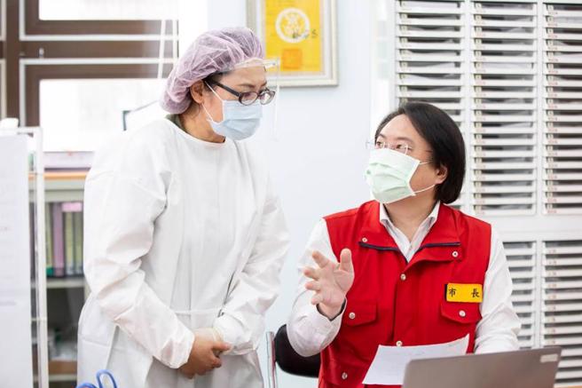 基隆市長林右昌（右）於12日國際護理師節特別前往仁愛區衛生所，為第一線防疫醫護人員加油打氣，也感謝醫護人員於疫情期間辛苦付出，守護市民健康。（圖/ 中央社）