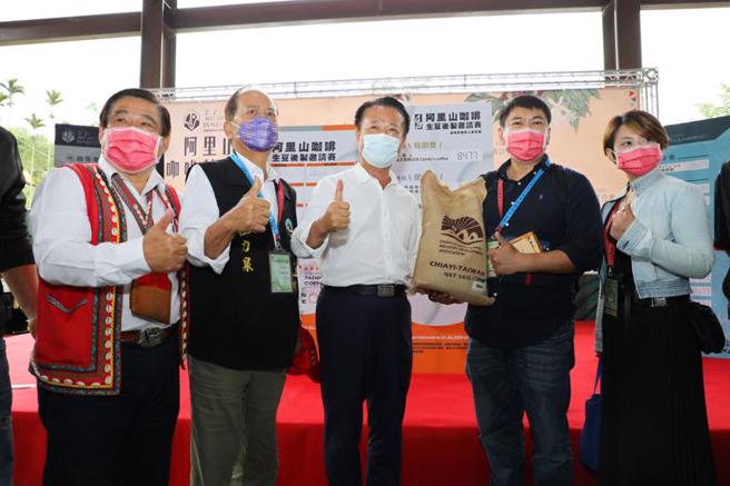 阿里山莊園咖啡精英交流賽媒合會12日在嘉縣阿里山鄉樂野文化聚會所登場，吸引來自全國行家搶購，其中日曬組特等獎咖啡5公斤生豆競標，由嘉義縣長翁章梁（中）擔任拍賣官，最後以新台幣52萬元拍出。（圖/ 中央社）