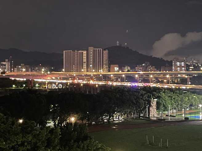 新北市福和桥今（12）晚7时许发生1辆轿车疑似不熟悉路况，竟开上机车道当场被左右护栏卡死，导致后方无法通行，现场塞爆。（翻摄自脸书）