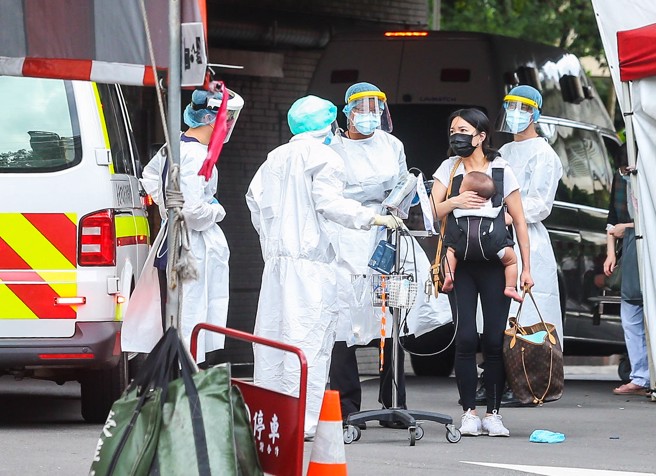 中央共存政策让医疗量能紧绷，第一线医护人员叫苦连天，甚至有人祈求自己确诊换来休息时间。(示意图，与内文无关／粘耿豪摄)