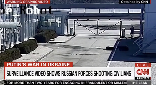 CNN报导指出，这段无差别射杀影像发生在3月份。（图/截自CNN YouTube）