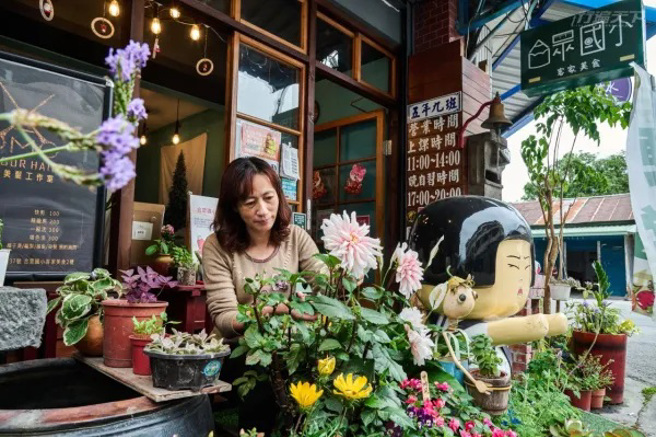 熱愛園藝的老闆娘門口的植物區也照養得極好。(圖/行遍天下提供)