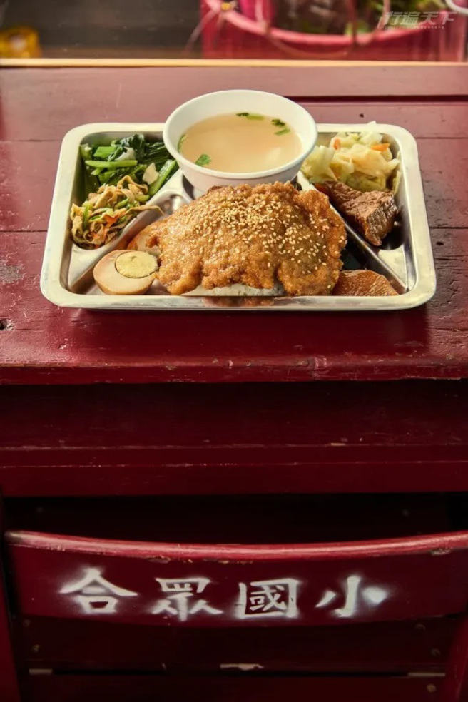 用分隔鐵盤裝盛的便當菜，每樣菜色都是老闆娘天天熱炒變化出來。(圖/行遍天下提供)