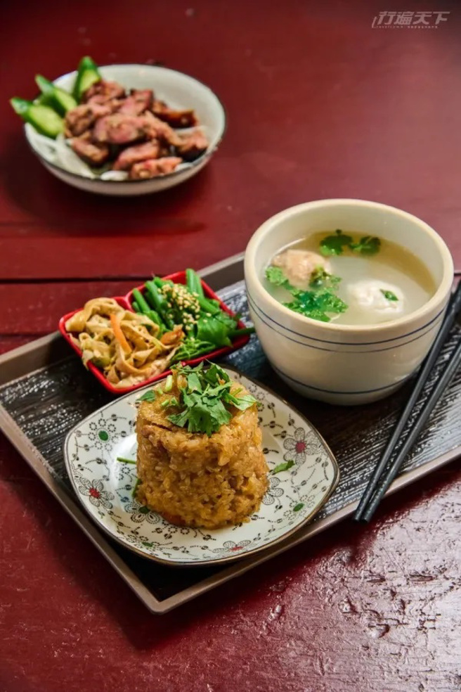 低年級套餐麻油雞飯與丸子湯，讓人一口接一口停不下來。(圖/行遍天下提供)