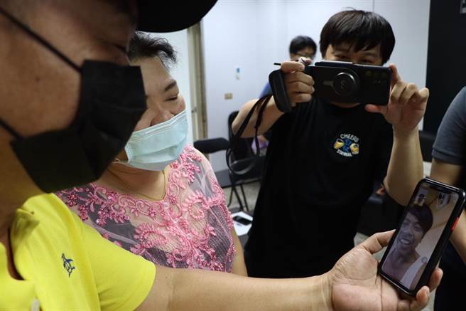 船东陈文省（左一）响应政策，在船上加装卫星WiFi，捍卫外籍移工的海上劳动人权，但他也称，希望政府能有补助，每年7、80万的通讯费，负担很大。（谢佳潾摄）