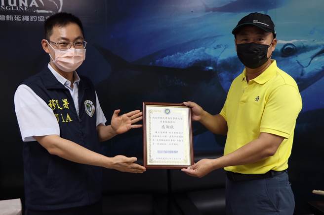 船东陈文省（右）响应政策，在船上加装卫星WiFi，捍卫外籍移工的海上劳动人权，获移民署颁奖鼓励。（谢佳潾摄）
