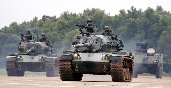 受俄乌战争经验影响，今年汉光演习重点之一是「歼敌于阵地内」，也就是模拟短兵交接的城镇战，这。图为共军模拟攻台的两栖登陆作战演习。（图／范扬光摄）