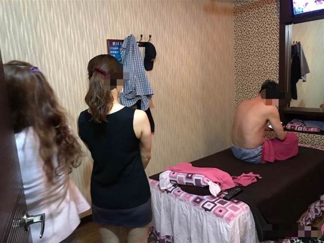 女子在按摩时就不时碰触员警下体，之后更直接帮戴上保险套、准备口交，员警及时制止并表明身分，女子还装傻说「为何你要舒服又要抓人」。（资料照，非当事人照片）