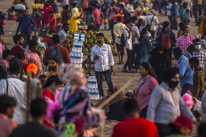 疫情爆发2年多来，英国每10人中就有9人曾感染Covid-19，换言之，约有十分之一的人没有中镖。（图/美联社）