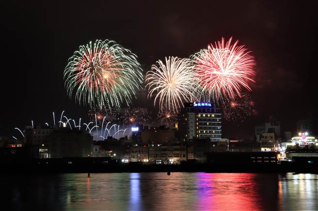 由於花火節活動舉辦期間遇到國內疫情升溫，呼籲民眾出外旅遊的同時也要配合防疫政策。(張茂雄攝)
