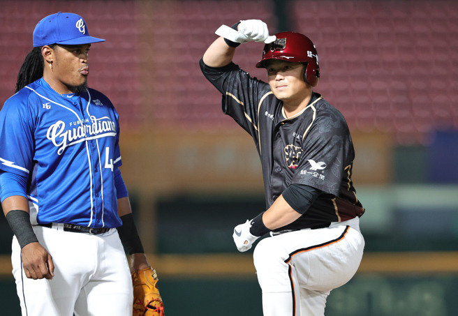 统一狮胡金龙（右）2打数都敲安，但在4局敲出二垒安打后提前退场。（统一狮提供）