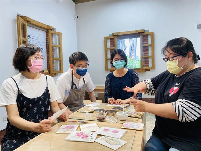 活动当天还有会艺术家亲自指导民眾体验模仿木下胶彩画DIY。（淡水古蹟博物馆提供）