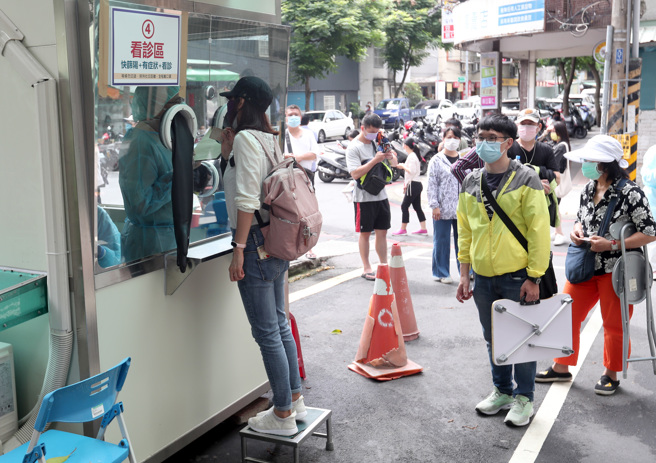一名男网友分享确诊后出现1症状，好奇是否和确诊有关。图为专业医师在特设的看诊亭内协助民眾看诊并开药。（郑任南摄）