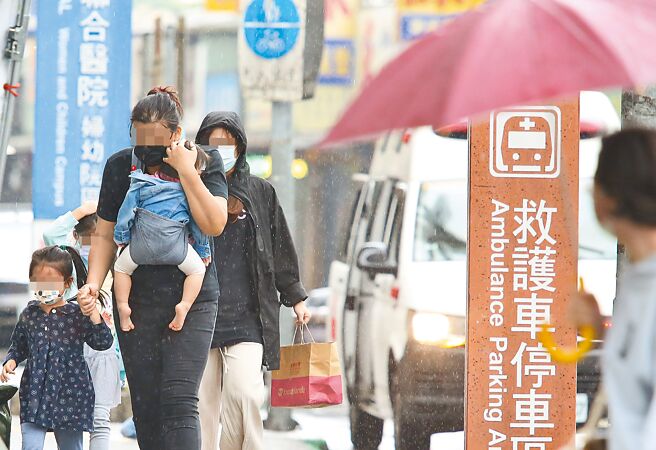 指挥中心表示，儿童辉瑞/BNT疫苗要延迟到15日从德国起飞，最快16日清晨才会抵台。图为台北联医妇幼院区11日不少家长带着小朋友前往儿童防疫门诊看诊。（陈俊吉摄）