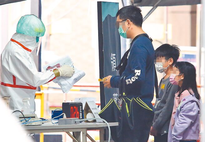 疫情持续升温，台北市决定16日至29日所有校外教学，包括毕业旅行等都暂缓，高雄市也宣布各校毕业典礼改以线上办理为原则。图为11日家长带着小朋友，前往台北联医妇幼院区儿童防疫门诊看诊领药。（陈俊吉摄）