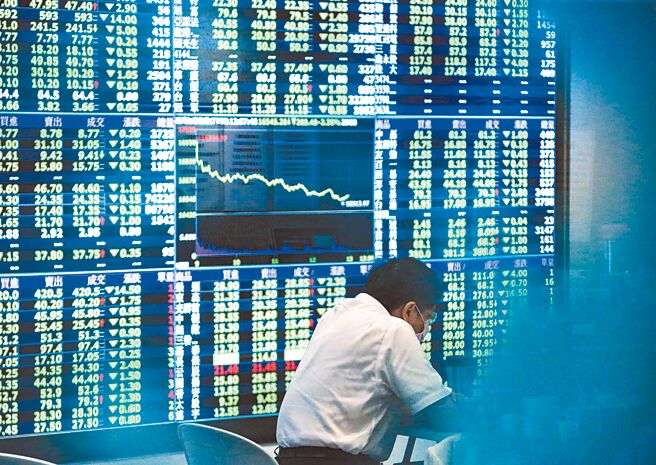 台股多空交戰，昨盤中一度下跌逾百點、最低來到1萬5953點。（本報資料照片）