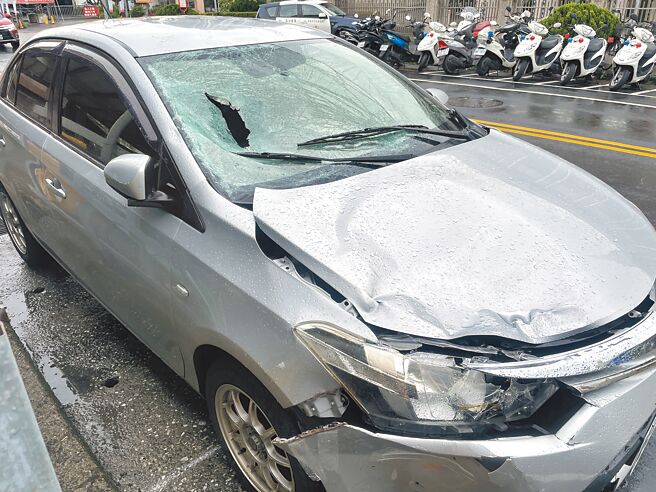 宜兰县林姓男子遭李姓男子酒驾撞死，李男座车挡风玻璃凹陷、右保险杆明显毁损。（警方提供／吴佩蓉宜兰传真）