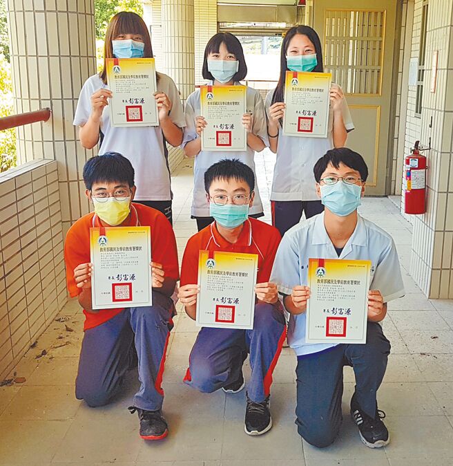 花莲高工化工科学生日前参加2022嘉药杯，获1银牌1佳作。（花莲高工提供／罗亦晽花莲传真）