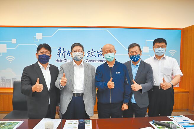 立委林思铭（左一）与立委林为洲（右二）邀请交通相关单位到新竹县政府，讨论新竹县包括湖口交流道、双铁以及新竹客运停驶相关议题。（邱立雅摄）