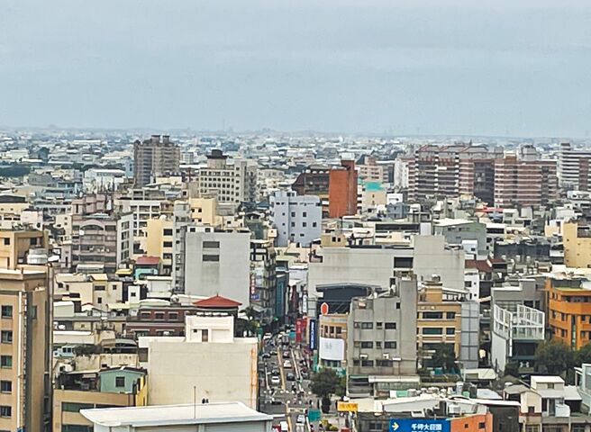 彰化县房价近年来飞涨，议员建议制定囤屋税，县府表示，参考各县市，审慎研议评估。（吴敏菁摄）