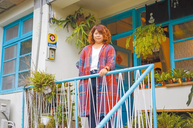 47岁的朱怡甄，从台中都市远嫁到南投县鹿谷乡，在资策会负责项目就是活化中兴新村，也开启了她与中兴新村的缘分，6年来与伙伴共创造12个品牌驻村发展，开启一间又一间老旧宿舍的大门。（朱怡甄提供／吴建辉南投传真）
