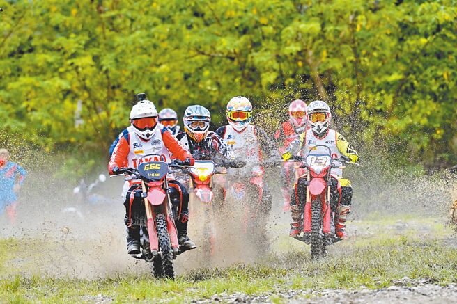 台东县鹿野乡新增越野机车练习场，该车友们可以恣意驰骋、飞跃，享受极限运动快感。（庄哲权摄）