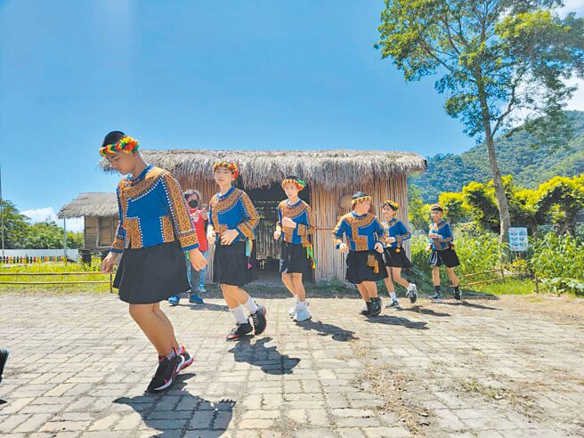 台东达鲁玛克部落青年腰间繫上导令，步出男子会所。（蔡旻妤摄）