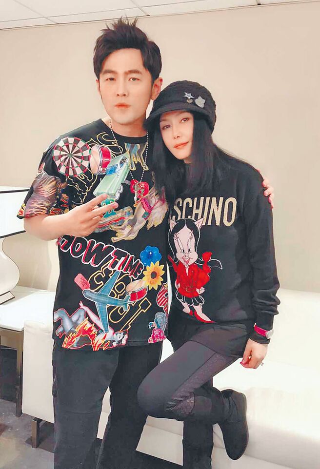 周杰伦（左）与江蕙私下常聚餐，有姊弟般好交情。（杰威尔音乐提供）