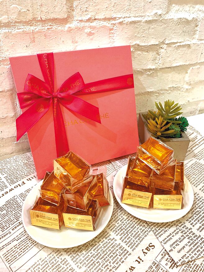 江蕙以姑姑身分，开心请亲友吃喜糖。（采采食茶文化提供）