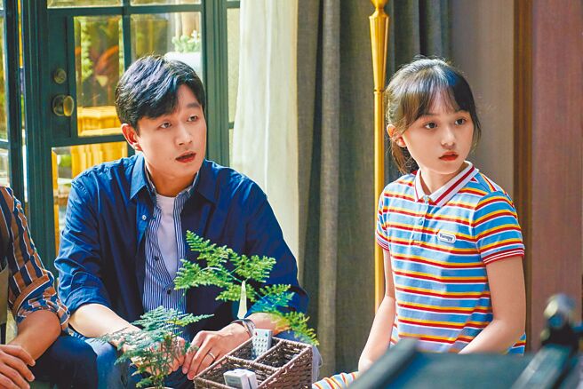 佟大为（左）对饰演女儿的刘楚恬演技讚誉有加。（中天娱乐台提供）