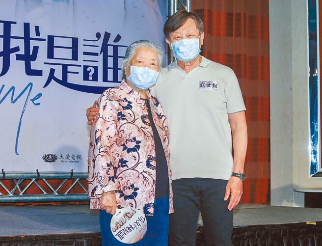 刘引商昨分享抗癌心情，右为寇世勋。（粘耿豪摄）