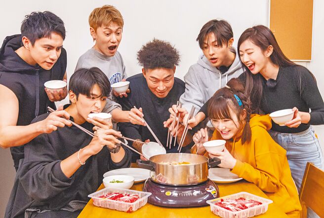 《全明星观察中》第二季成员潘君仑（左起）、王品澔、邱宇辰、郭泓志、邱胜翊、吴心缇、晏柔中相处融洽。（MyVideo提供）