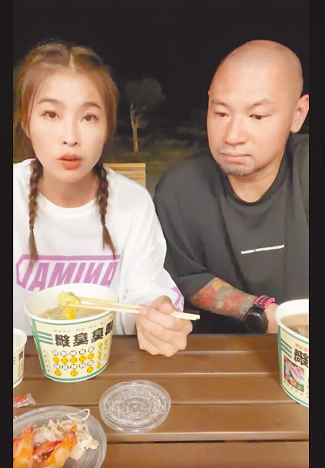 小娴（左）、金刚昨开直播证实分手，2人仍是朋友关系。（摘自脸书）