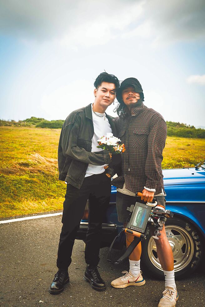 高尔宣（左）与高尔贤合作拍摄〈Drowning〉MV。   （龙大谢提供)