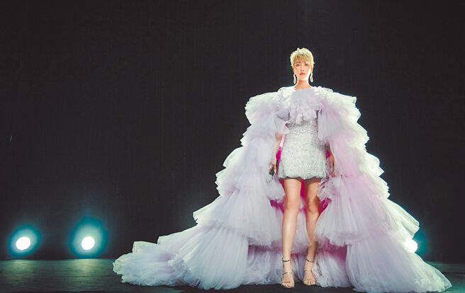 A-Lin透过云端拍摄新歌MV，一身华丽礼服很吸睛。 （索尼音乐提供）