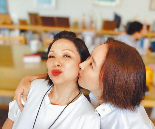 杨贵媚（左）不舍好友姜受延离世。（摘自杨贵媚脸书）